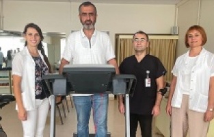 Covid 19 sebebiyle yürüyemeyen hasta fizik tedaviyle adım atmaya başladı