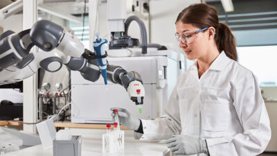 Teknoloji, artık yalnızca laboratuvarlarda değil, ameliyathanelerde, eczanelerde ve hatta hasta