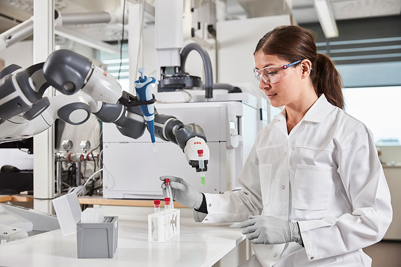 Teknoloji, artık yalnızca laboratuvarlarda değil, ameliyathanelerde, eczanelerde ve hatta hasta