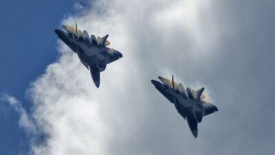 Dubai Airshow 2025 öncesinde vitrine çıkan yeni Su-57, geliştirilmiş motoru,