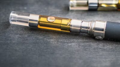 Dünya genelinde gençler arasında hızla yayılan e-sigara kullanımı, “zararsız buhar”