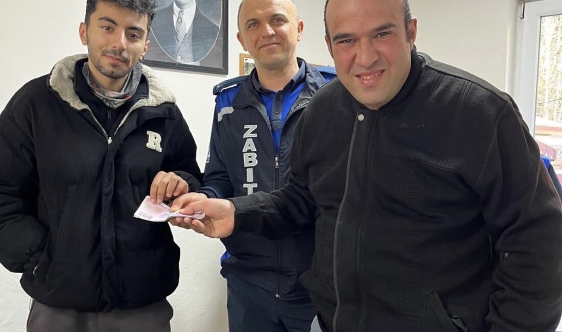 Amasya’nın Merzifon ilçesinde belediyenin Temizlik İşleri Müdürlüğü personeli Samet Özçanak,