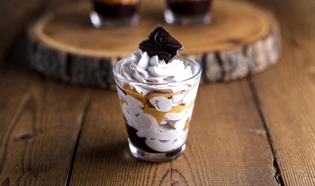 Sadece 10 dakikada hazırlanan, kuplarda sunulan hafif sütlü tatlı: Spoonful!