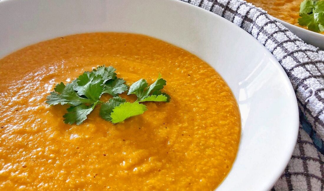 Soğan, havuç ve sarımsak tereyağıyla güzelce kavrulur. Yıkanmış kırmızı mercimek,