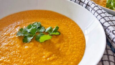 Soğan, havuç ve sarımsak tereyağıyla güzelce kavrulur. Yıkanmış kırmızı mercimek,